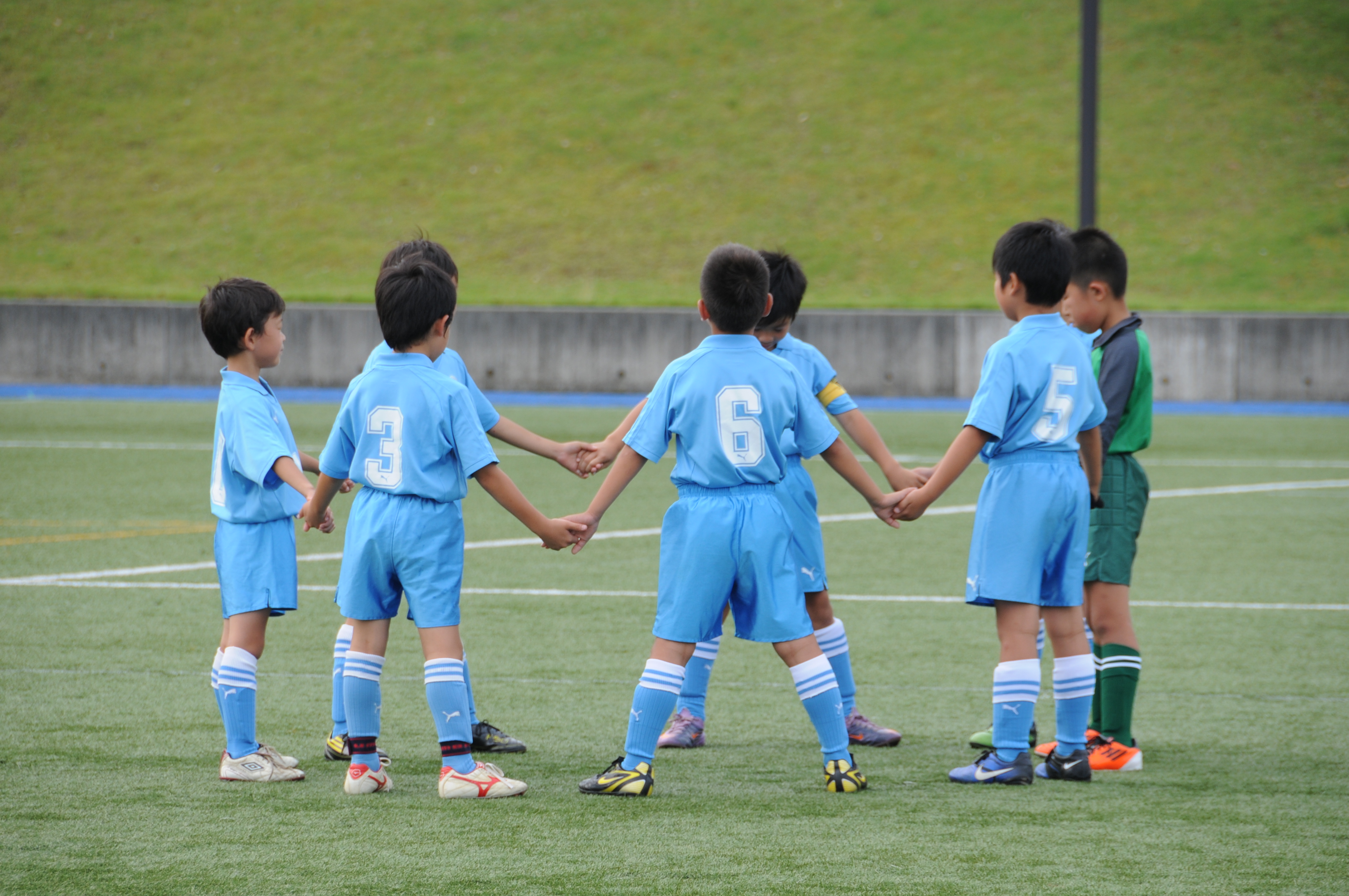 少年サッカーを見守るブログ シン 円陣と子供達